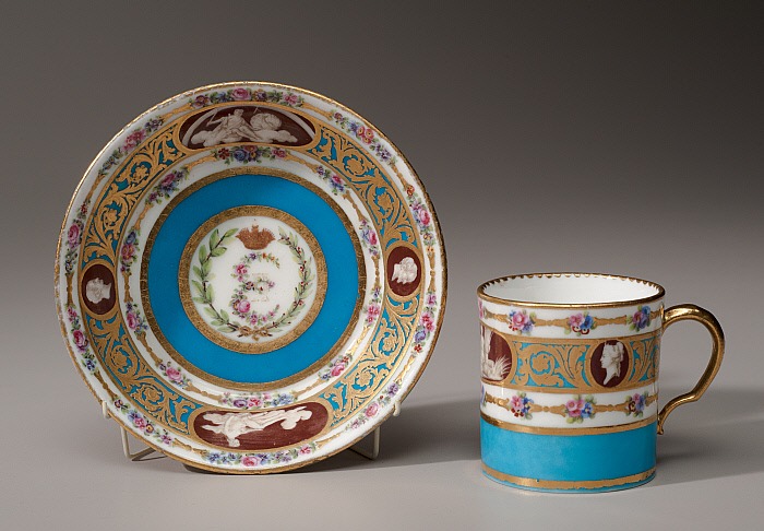 Bộ đồ sứ lừng danh Cameo Service (Service aux Camées) 800 chi tiết vào khoảng năm 1776–1777 mà mất ba năm mới hoàn thành